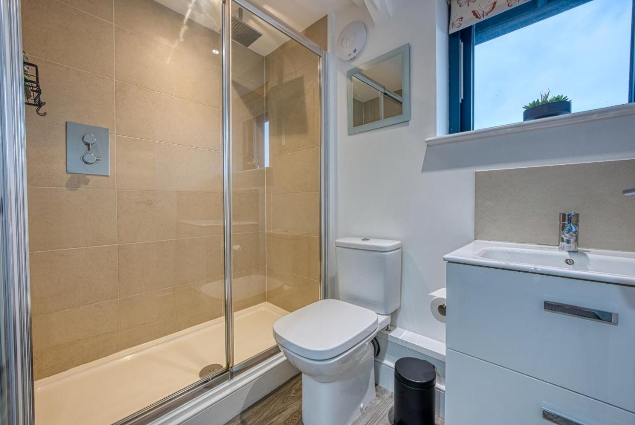Ashcroft Loft By Timeless Stays - Stunning 3 Bedroom, 2 Bathrooms, Charming Central Apartment Featuring A Balcony Cirencester Exterior foto