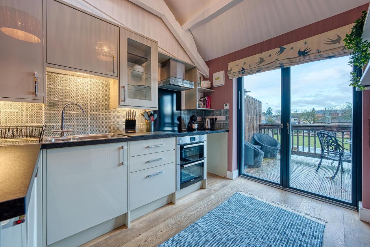 Ashcroft Loft By Timeless Stays - Stunning 3 Bedroom, 2 Bathrooms, Charming Central Apartment Featuring A Balcony Cirencester Exterior foto
